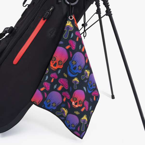 Skins golfový ručník Trippy Skulls 